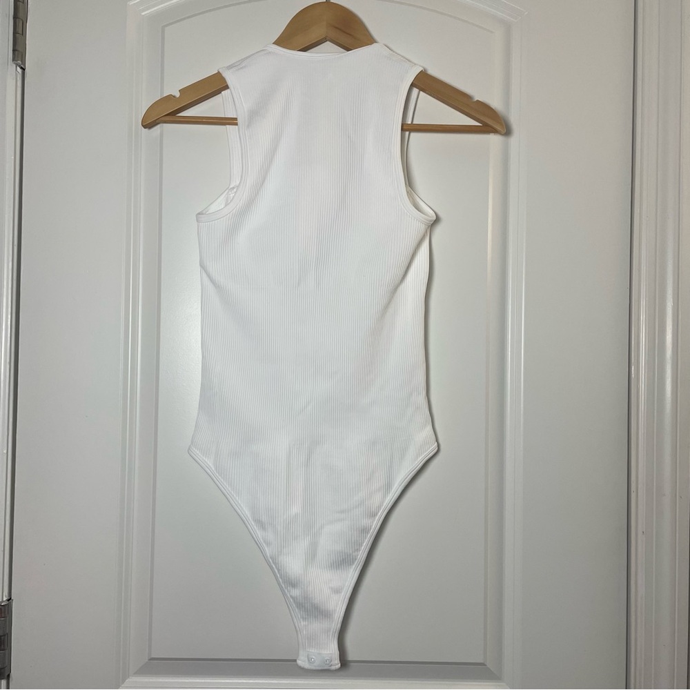 OQQ Women’s White Ribbed Square Neck Bodysuit Sleeveless Stretch Size M - Picture 2 of 7